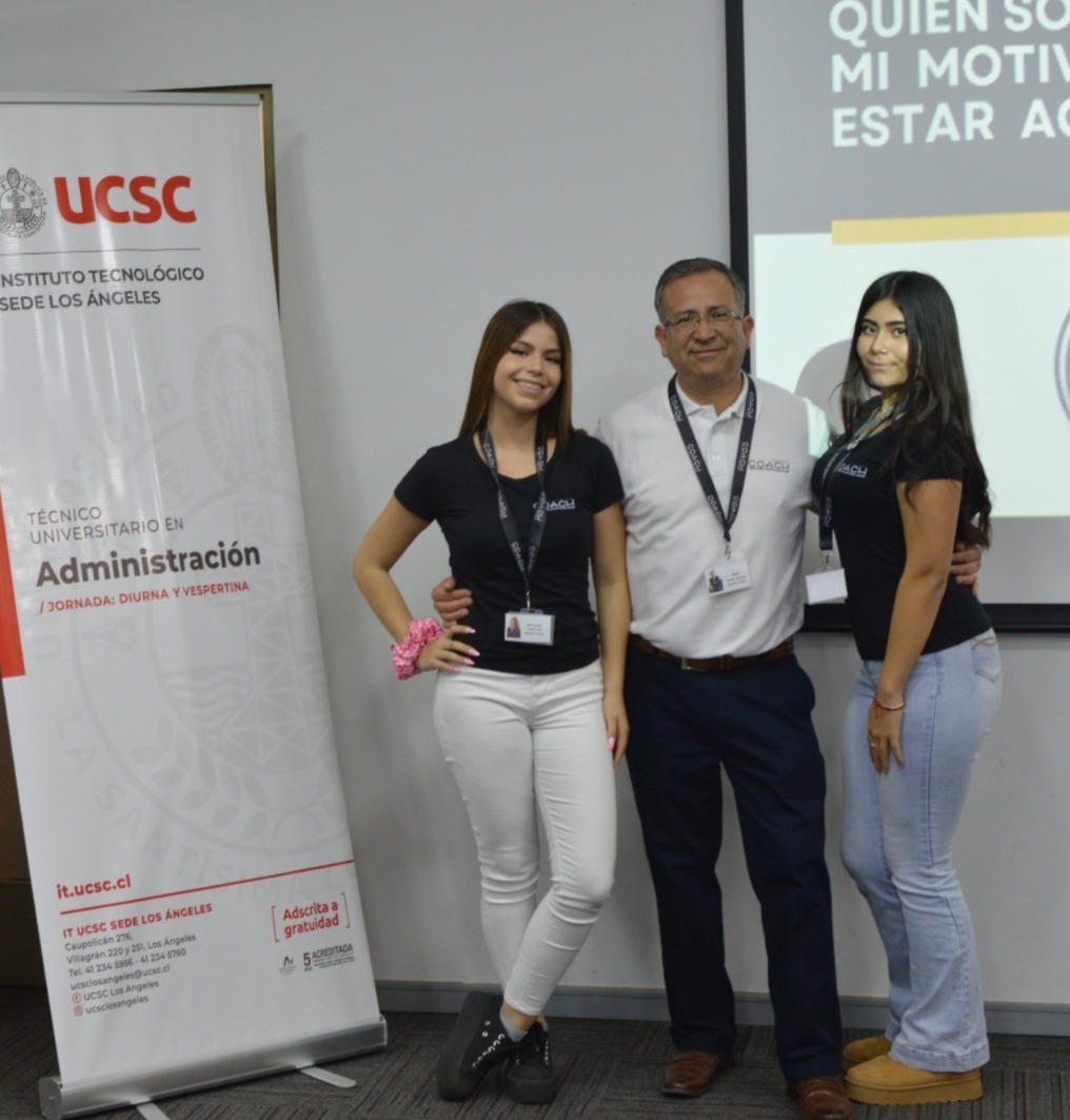 Héctor Letelier con sus hijas en evento UCSC