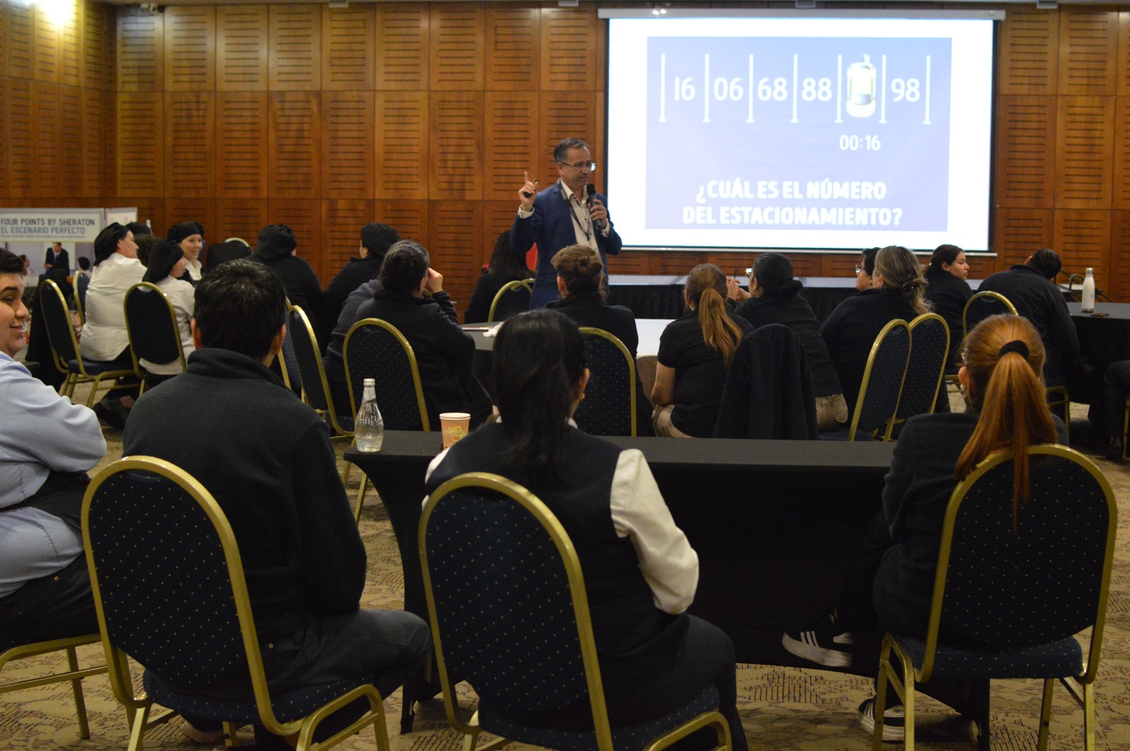 Héctor Letelier presentando con pantalla de proyección